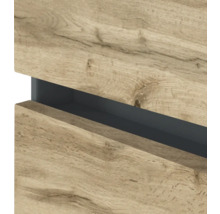 Detailansicht einer Möbelfront mit Holzmaserung und einer dunklen Griffmulde.