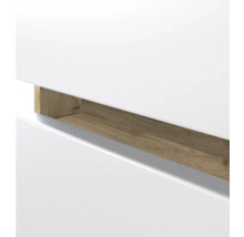 Detailansicht einer weißen Möbelfront mit einer Griffmulde in Holzoptik.