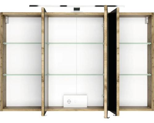 Geöffneter dreitüriger Spiegelschrank in Holzoptik mit Glaseinlegeböden, integrierter Steckdose und LED-Aufsatzleuchte.
