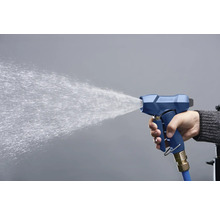 Eine Hand hält eine blaue Spritzpistole, aus der Wasser herausspritzt.