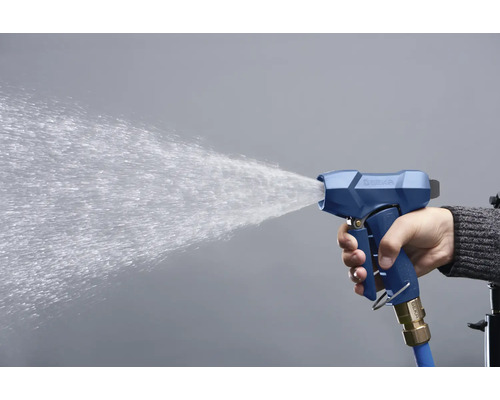 Eine Hand hält eine blaue Spritzpistole, aus der Wasser herausspritzt.