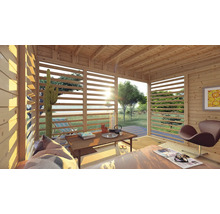 Vue intérieure d'une maison en bois avec plafond à poutres apparentes, stores horizontaux en bois et mobilier