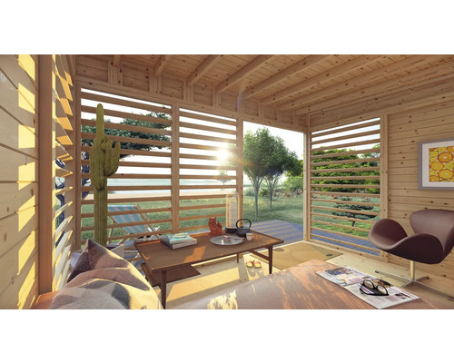 Vue intérieure d'une maison en bois avec plafond à poutres apparentes, stores horizontaux en bois et mobilier