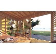 Helle Holzhütte mit Lounge-Bereich, Tisch und Blick in die Natur