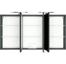 Dreitüriger grauer Spiegelschrank im geöffneten Zustand mit Glaseinlegeböden, Steckdose und Beleuchtung.