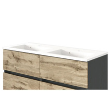 Doppelwaschtisch mit Unterschrank, Fronten in Holzoptik, dunkle Seitenwände, vier Schubladen, modernes Baddesign.