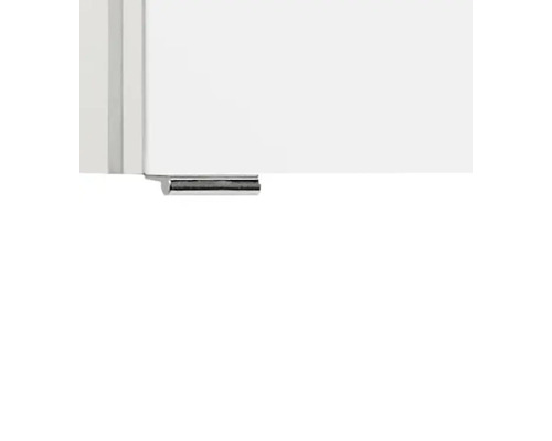 Vue détaillée d'un meuble blanc avec une poignée chromée sur la partie inférieure.