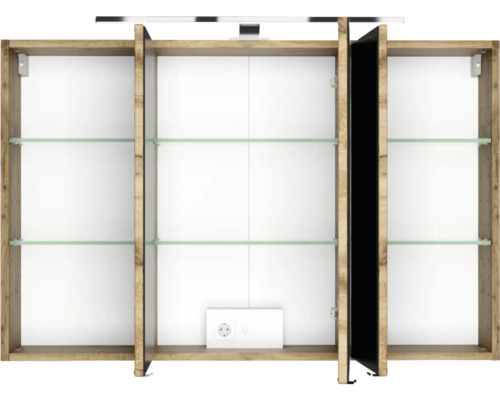 Spiegelschrank im Holzdesign mit drei offenen Türen, Glaseinlegeböden, Steckdose und integrierter Beleuchtung.