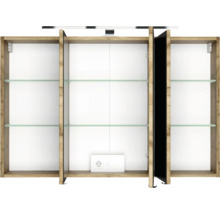 Offener Badezimmer-Spiegelschrank mit drei Fächern, Glaseinlegeböden, integrierter Steckdose und Korpus aus Holz.
