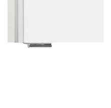 Vue détaillée d'un meuble blanc avec une poignée chromée sur la partie inférieure.