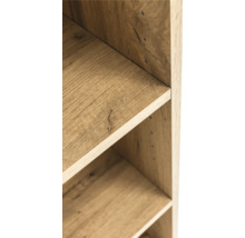 Detailansicht eines Regals in Holzoptik Eiche mit sichtbarer Maserung und Löchern für Einlegeböden.