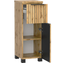 Schmaler Badezimmerschrank in Eichenoptik mit Lamellenfront an der Schublade, einer geöffneten Tür, schwarzen Füßen und schwarzem Griff.