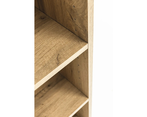 Detailansicht eines Holzregals mit Einlegeböden und sichtbarer Holzmaserung.