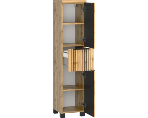 Hochschrank in Eichenoptik mit zwei geöffneten schwarzen Türen, einer mittleren Schublade mit Lamellendesign und vier Einlegeböden.