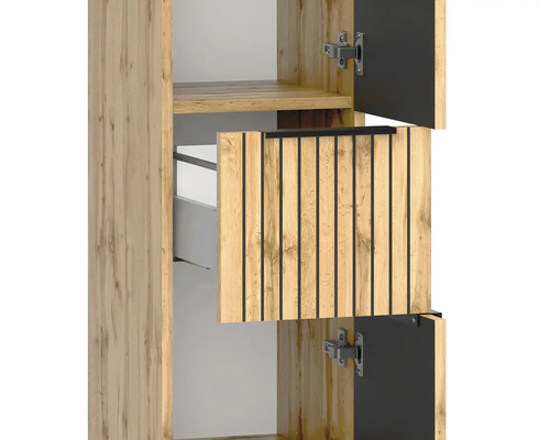 Hochschrank in Holzoptik mit schwarzen Lamellen an der Front, geöffneten Türen und sichtbaren Scharnieren.