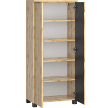 Hochschrank an Eichenoptik mat geriffelter Front, enger oppener schwaarzer Dier a fënnef Regalbuedem.