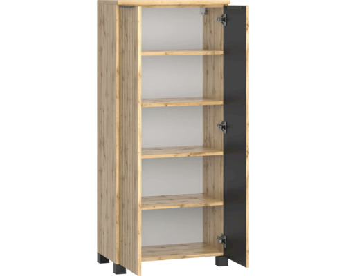 Hochschrank an Eichenoptik mat geriffelter Front, enger oppener schwaarzer Dier a fënnef Regalbuedem.