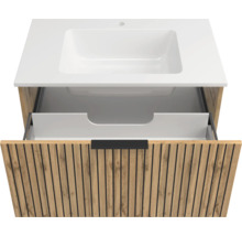 Waschtischunterschrank in Eichenoptik mit Lamellen-Design, weißes Waschbecken und geöffnete Schublade mit schwarzem Griff.
