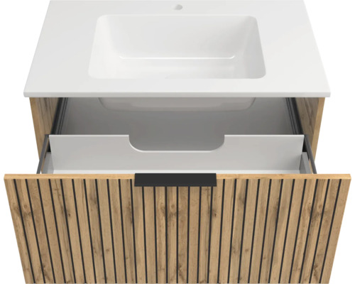 Waschtischunterschrank in Eichenoptik mit Lamellen-Design, weißes Waschbecken und geöffnete Schublade mit schwarzem Griff.