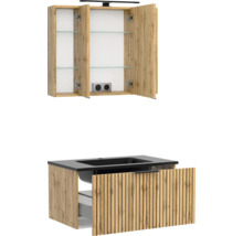 Badezimmermöbel-Set an Eichenoptik mat dräidiregem Spigelschaf, Glasleeëfbiedem an engem Wäschdëschënnerschaf mat donkelem Waschbecken.