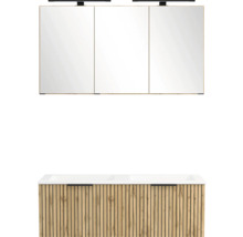 Badezimmermöbel-Set mit Doppelwaschbecken-Unterschrank in Eiche-Optik mit Lamellenfront und Spiegelschrank mit Beleuchtung.