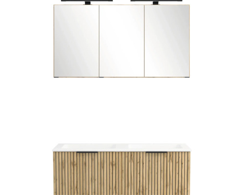 Badezimmermöbel-Set mit Doppelwaschbecken-Unterschrank in Eiche-Optik mit Lamellenfront und Spiegelschrank mit Beleuchtung.