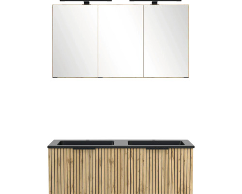 Badmöbel-Set mit Doppelwaschtisch in Eiche-Lamellenoptik und dreitürigem Spiegelschrank mit LED-Beleuchtung.