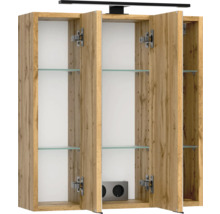 Dreitüriger Spiegelschrank in Eichenoptik mit Glasböden, integrierter Steckdose und LED-Aufsatzleuchte.