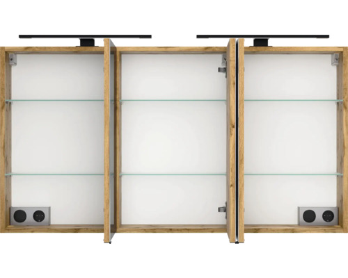 Dreitüriger Badezimmer-Spiegelschrank in Holzoptik mit geöffneten Türen, Glasböden, integrierten Steckdosen und LED-Beleuchtung.