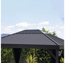 Vue détaillée d'un pavillon avec toit en métal