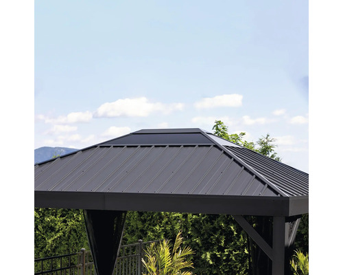 Vue détaillée d'un pavillon avec toit en métal