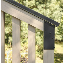 Detailaufnahme einer Holztreppe mit Geländer und Metallverbindungsstücken