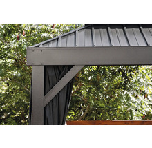 Detailansicht eines Pavillons mit Metalldach und Vorhang