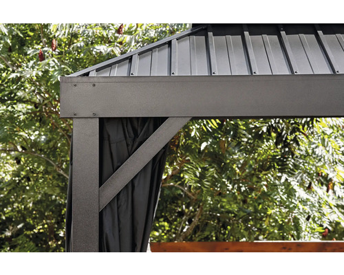 Detailansicht eines Pavillons mit Metalldach und Vorhang