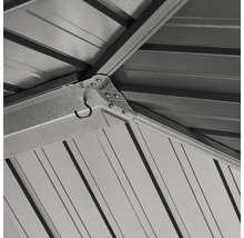 Detailaufnahme vom Dach eines Gerätehauses mit Haken zur Aufbewahrung