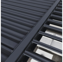 Nahaufnahme einer Pergola-Dachkonstruktion mit Lamellen und Wellblech