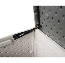 Detailansicht einer geöffneten Gartenbox mit Gasdruckfeder zur Deckelunterstützung.