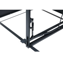 Detailaufnahme eines Metalltisches mit Gasdruckfeder