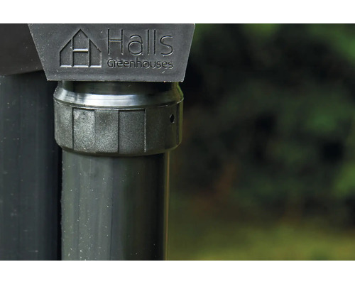 Logo Halls Greenhouses sur un poteau de serre