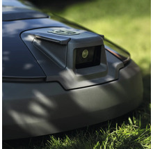 Vue détaillée d'un robot de tonte avec caméra et logo Husqvarna