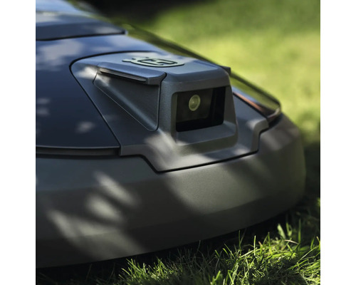 Vue détaillée d'un robot de tonte avec caméra et logo Husqvarna