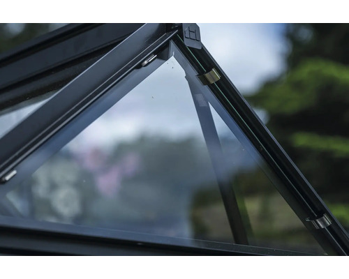 Vue détaillée du toit d'une serre avec plaques de verre et cadre