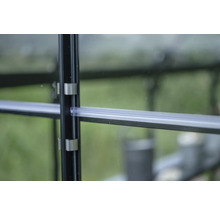 Gros plan d'une armature de serre avec clips de fixation