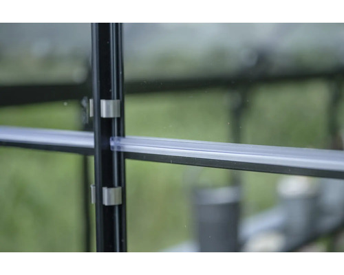 Gros plan d'une armature de serre avec clips de fixation