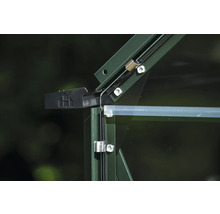 Vue détaillée d'une serre avec cadre et éléments de fixation