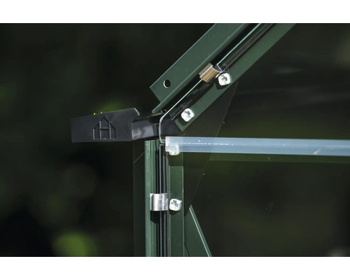 Vue détaillée d'une serre avec cadre et éléments de fixation