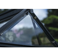 Vue détaillée du toit d'une serre avec plaques de verre et cadre