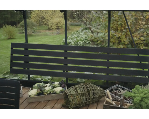 Photo extérieure d'un jardin avec serre et plantes de jardin en pots