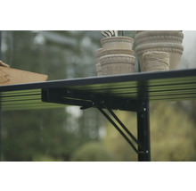 Table pliante dans la serre avec plantes et ficelle