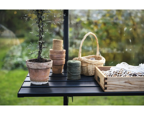 Nature morte de jardin avec plante en pot, pots de jardin, panier, fil et caisse en bois sur une table